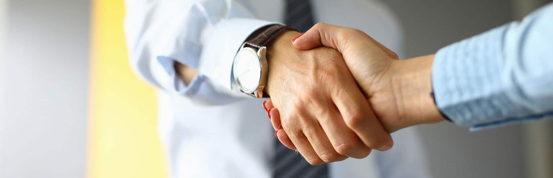 C0MPLÉX1-Businessmans-shakes-hands-with-woman-closeup